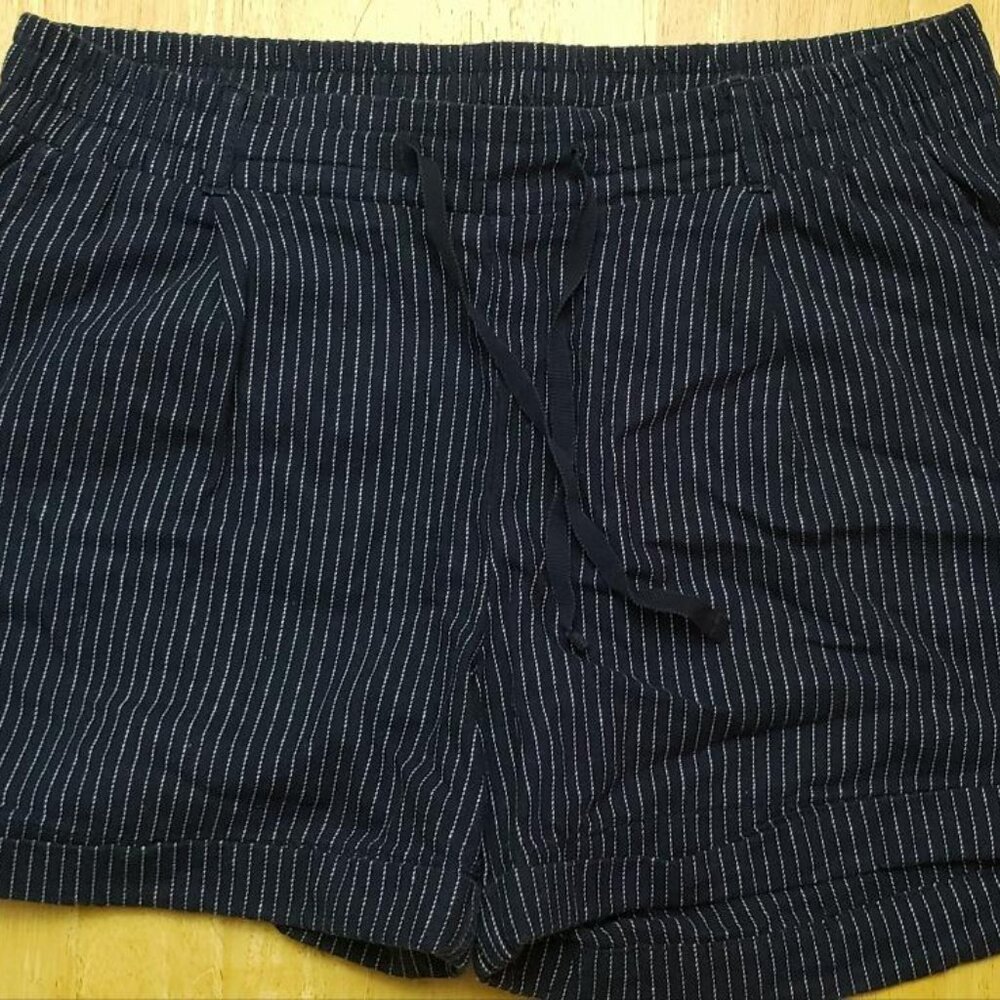 OLD NAVY BLUE WHITE PIN STRIPES CUFF SHORTS SIZE M